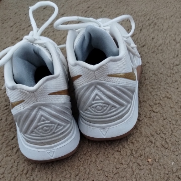 *** NOT FOR SALE ***
Limited edition Nike Kyrie 5 Irish - Picture 4 of 5